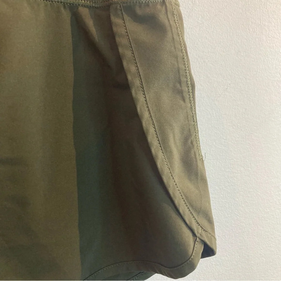 LULULEMON Sz 4 Speed  Up Shorts 2.5” Inseam Dark Olive Back Card Pocket Shorts - Picture 4 of 9